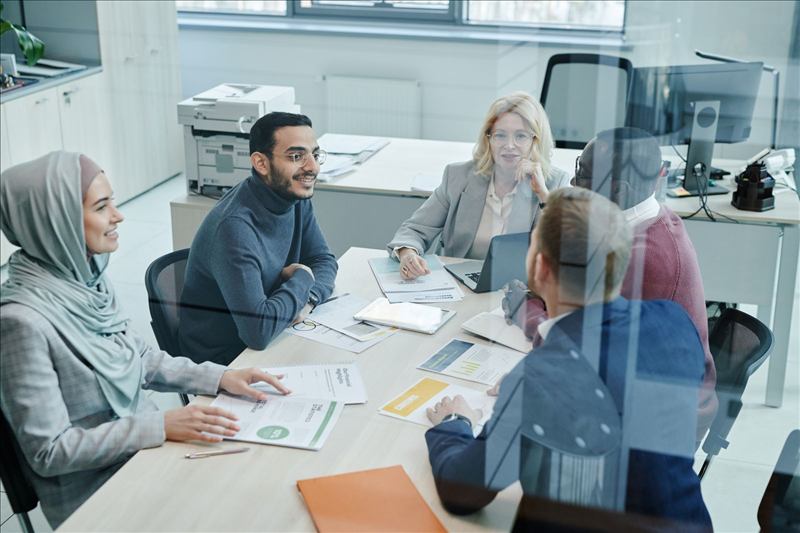 Equipo de una agencia reunido en una mesa de trabajo