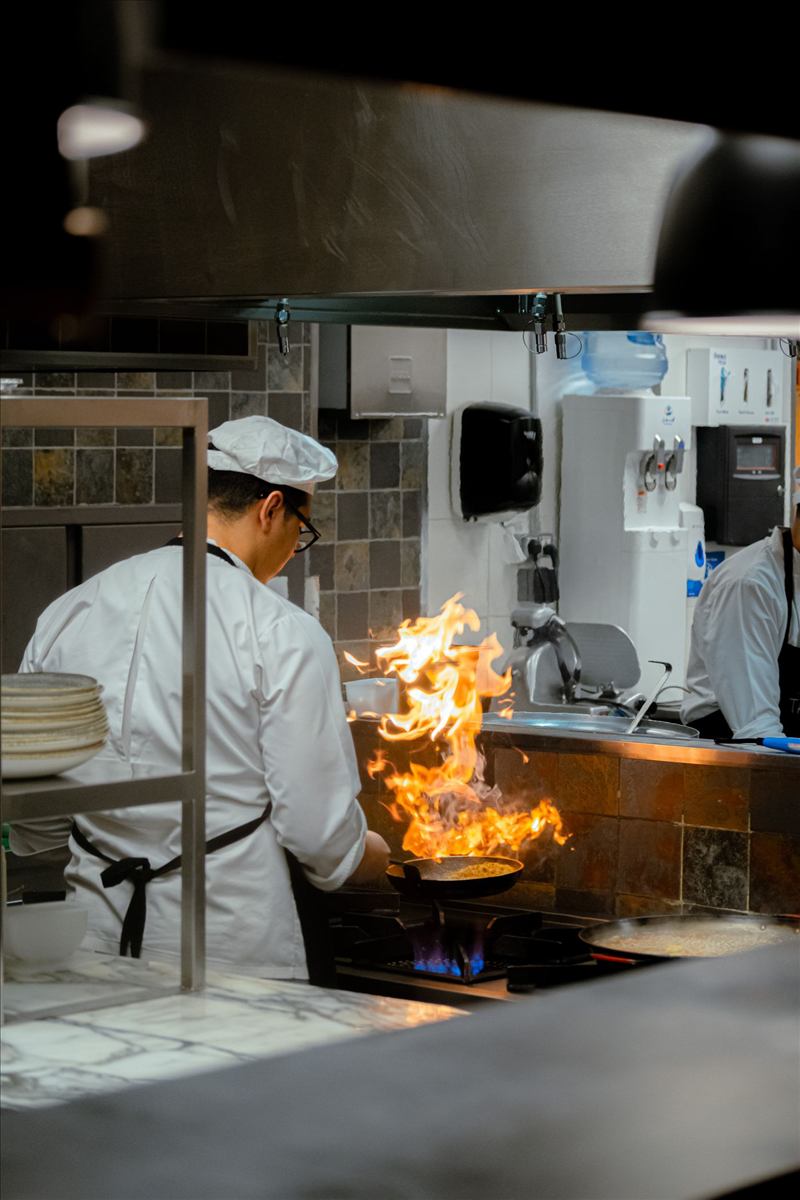 Cocina de restaurante en plena operación