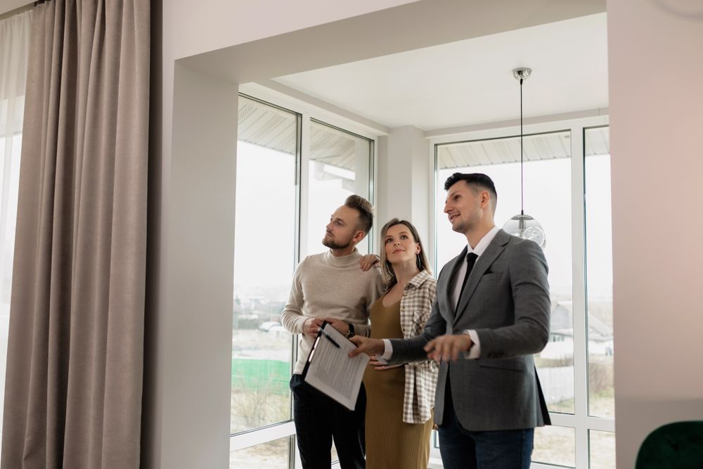 Agente inmobiliario mostrando una propiedad a una pareja